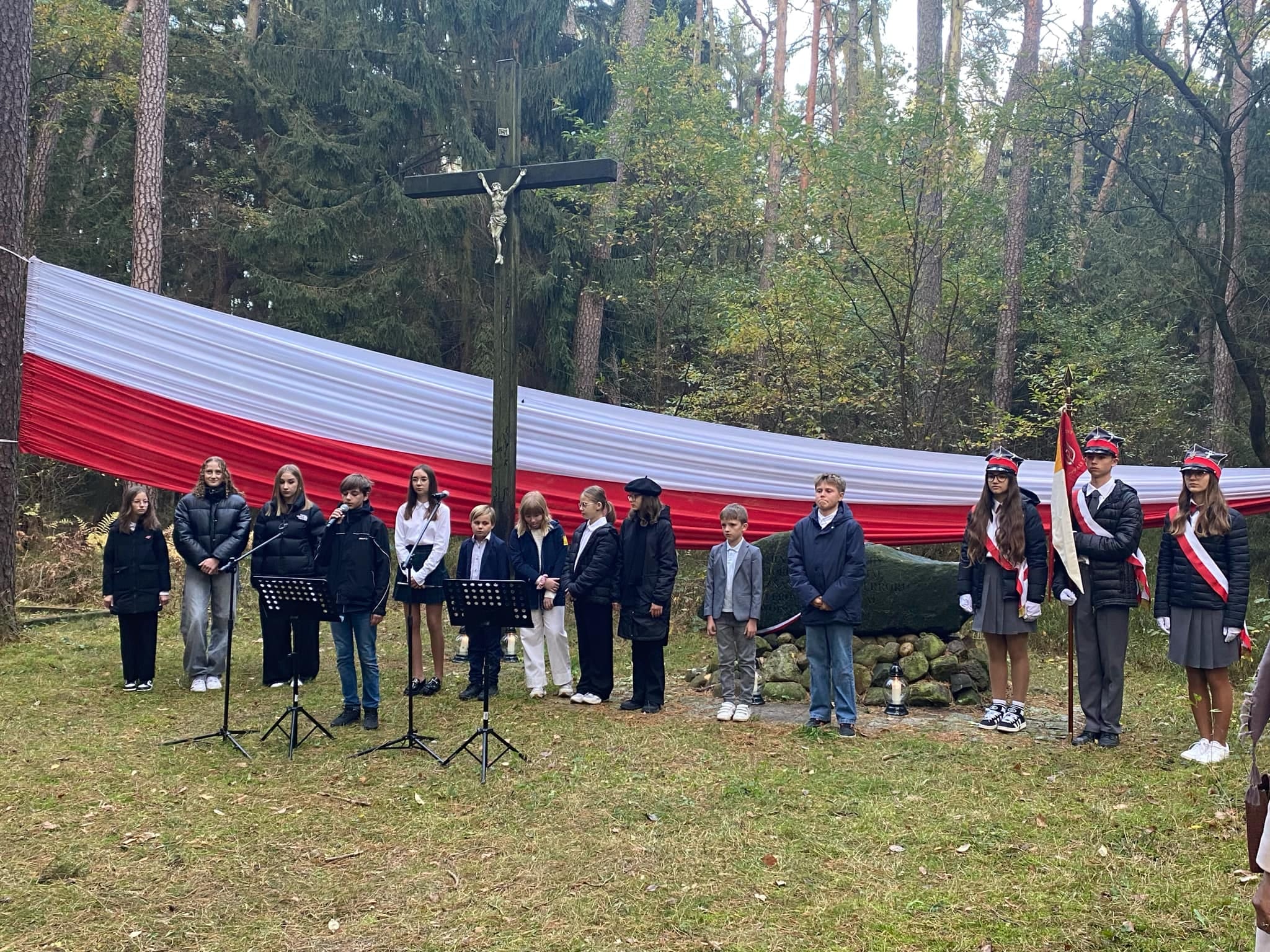 Chwila Zadumy nad mogiłami pomordowanych Polaków w lasach Gminy Mosina w okresie II wojny światowej